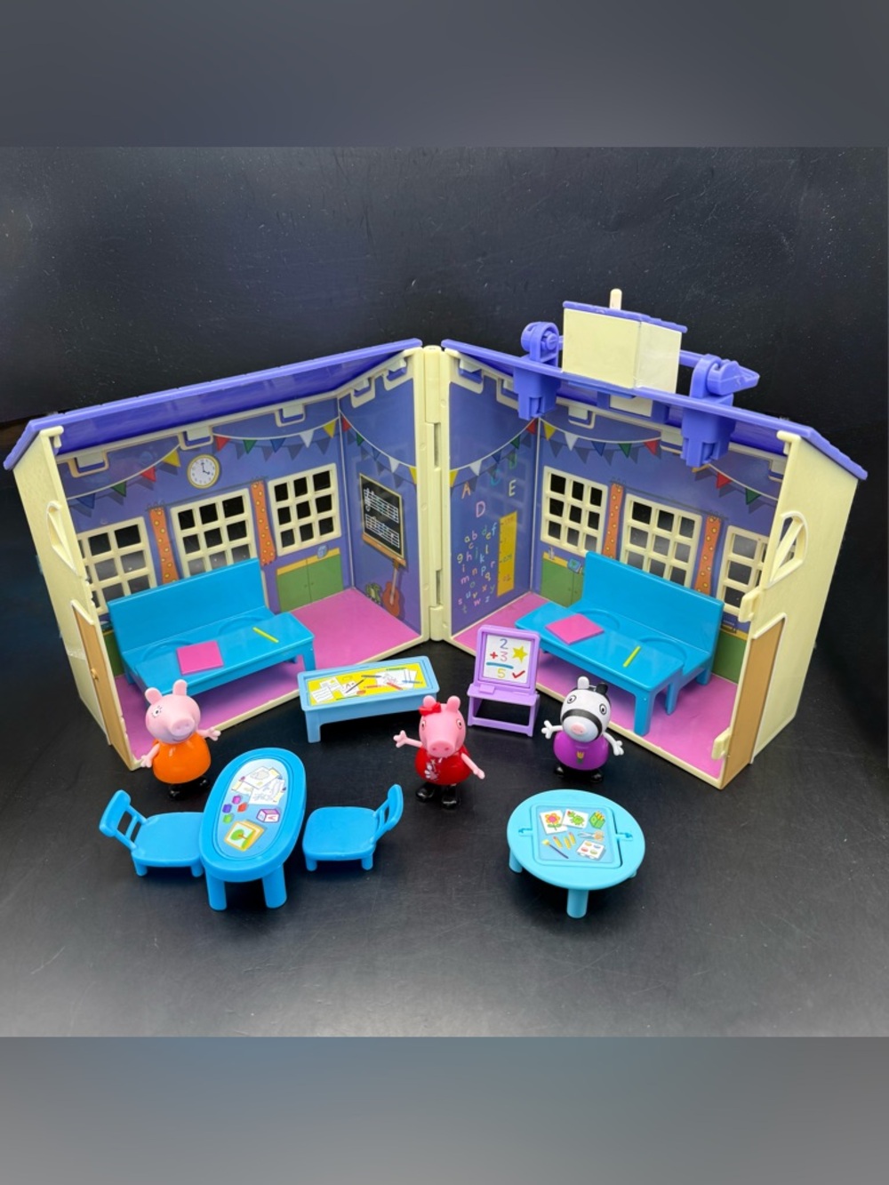 Peppa Pig School House Playset Deluxe Fold  & Carry - 11 Accessories & Figures